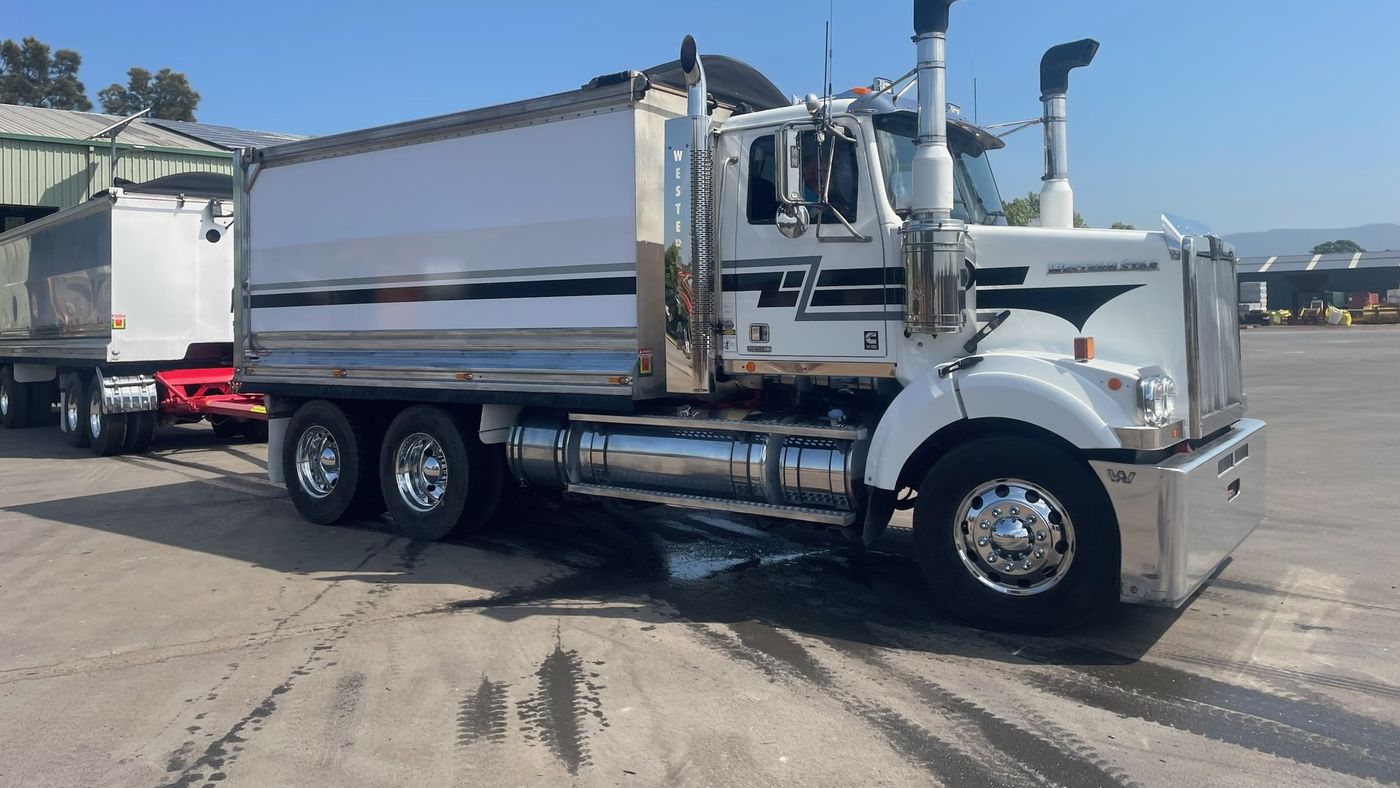 MB BULK Western Star tipper on site